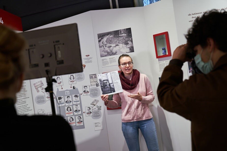 Blick hinter die Kulissen: Peer Guide bei der interaktiven und digitalen Führung in den Ausstellungsräumen des Anne Frank Zentrums