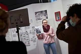 Blick hinter die Kulissen: Peer Guide bei der interaktiven und digitalen Führung in den Ausstellungsräumen des Anne Frank Zentrums