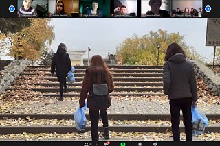 SchülerInnen gehen eine Treppe hoch