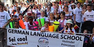 Schüler und Schülerinnen mit einem Banner der Schule