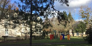 Figuren vor Gebäude