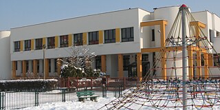Gebäude von außen im Schnee