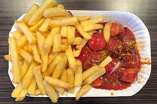 Currywurst mit Pommes