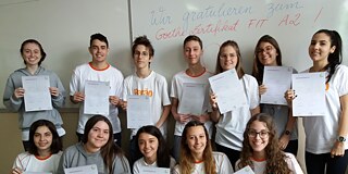 Schüler und Schülerinnen erhalten Zertifikate