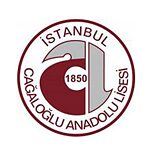 Cağaloğlu Anadolu Lisesi Istanbul Rundes Logo mit roter Schrift auf weißem Grund