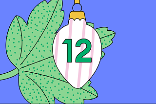 Eine helle Christbaumkugel mit rosanen Streifen und der Zahl 12, im Hintergrund ein grünes Blatt