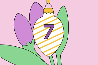 Eine längliche Christbaumkugel mit goldenen Streifen und der Nummer 7