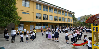 Gebäude des Complejo Educativo Católico Nuestra Señora del Rosario