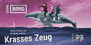 Keyvisual von „DEINE BAND“ mit drei Jugendlichen, die auf einem aus dem Wasser springenden Delfin sitzen