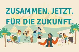 Grafik mit dem Schriftzug " Zusammen. Jetzt. Für die Zukunft." in Großbuchstaben und mehreren Pyramiden, Palmen und Personen, die Fotos machen