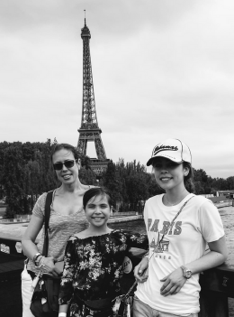 Zwei Personen vor dem Tour Eiffel (Eiffelturm) in Paris