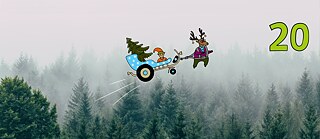 Rentier Matilda und Wichtel Karl fliegen mit dem E-Schlitten über einen nebligen Wald, auf dem Schlitten transportieren sie einen Weihnachtsbaum.