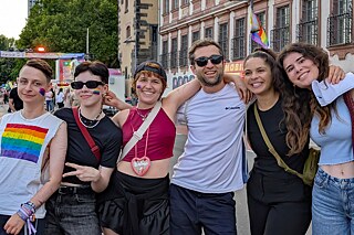 Eine kleine Gruppe junger Menschen auf dem CSD in Frankfurt