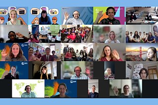 Zoom-Screenshot mit vielen Kacheln, auf denen die Teilnehmenden der Preisverleihung zur PASCH-Klasse 2025 zu sehen sind. Einige Personen winken in die Kamera.