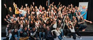 Die Teilnehmerinnen und Teilnehmer des Theaterfestivals © Konstantin Reinhart Die Teilnehmerinnen und Teilnehmer des Theaterfestivals