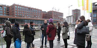 Rundgang HafenCity © Marietta Moser Jugendliche beim Rundgang in der Hamburger HafenCity