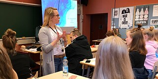 Lehrerin und Schüler*innen im Unterricht an der Oulun Suomalaisen Yhteiskoulun lukio