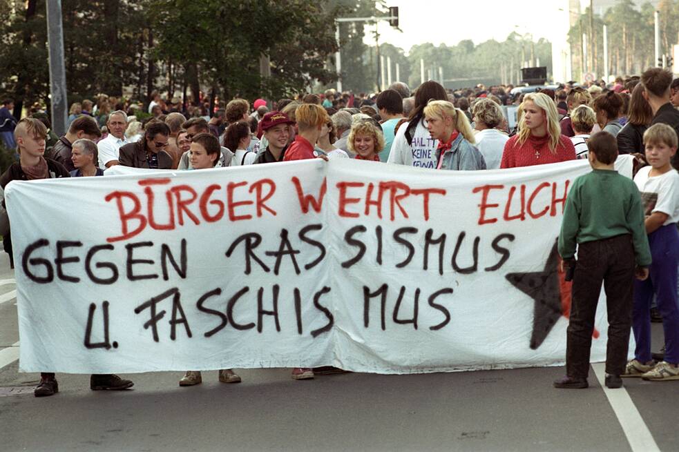 Schon zu DDR-Zeiten gab es Ausländerfeindlichkeit, nach der Wende war das nicht anders: Junge Antifaschisten demonstrieren 1992 im sächsischen Hoyerswerda gegen den aufkeimenden Rechtsextremismus. 
