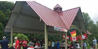 Banner mit der Aufschrift "Deutsche Sprachschule Halton" an einem offenen Haus