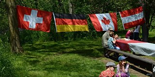 Deutsche und kanadische Flaggen im Grünen