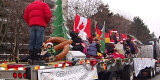 Ein geschmückter Festwagen der Deutschen Sprachschule Halton