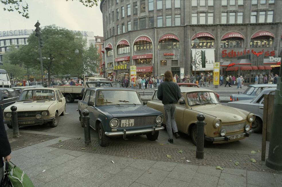 „Die Ostdeutschen mussten sich nicht an den Westen anpassen, sie wollten“: Am Tag nach dem Mauerfall strömen Tausende Ost-Berliner zum Kurfürstendamm in West-Berlin (Pkws aus Ost-Berlin auf dem Breitscheidplatz am 10.11.1989).