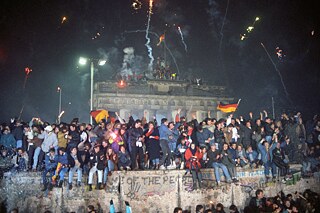 Silvester 1989 feierten mehrere hunderttausend Menschen aus Ost und West auf der Berliner Mauer am Brandenburger Tor.