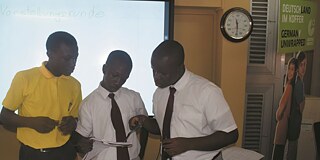 Workshop mit PASCH-Lernenden aus Nigeria im November 2019. Der Workshop zur Mediennutzung im September 2020 fand online statt. © Anthony Udeogu Drei Studenten beim Workshop