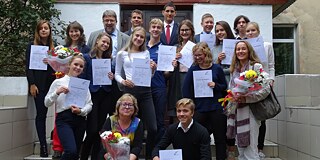 Schüler*innen mit Urkunden