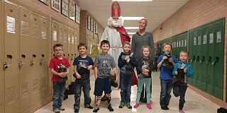 Schulkinder mit dem Nikolaus an der German Language School Saskatoon