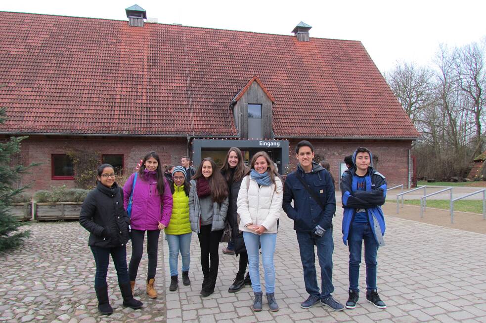 Gruppenfoto vor dem Gut Karlshöhe