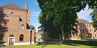 Hauptgebäude und Kapelle der Bischöflichen St. Angela-Schule Düren