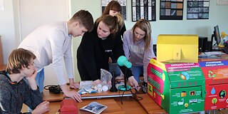 Schüler*innen bei einem Schulprojekt