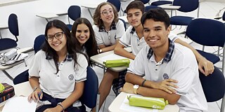 Schüler*innen an ihren Tischen