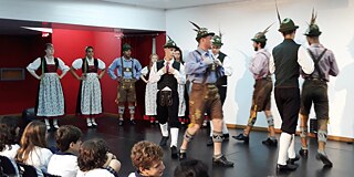Schulaufführung in bayrischer Tracht am Centro Educacional Leonardo Da Vinci
