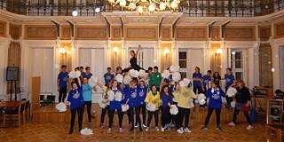 Schüler*innen in der Aula