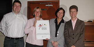 Lehrkräfte mit PASCH-Schild
