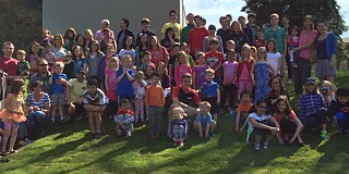 Eastside German Language School Schüler*innen mit Lehrkräften