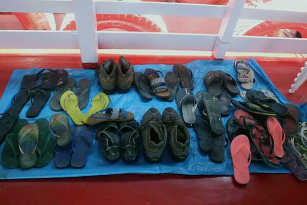 Schuhe geordnet auf dem Schiff
