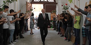 Stefan Hell mit Schüler*innen des Liceul Teoretic Nikolaus Lenau