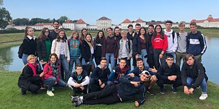 Schüleraustausch mit Prien, Gruppenfoto vor Schloss Nymphenburg