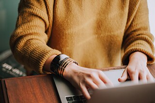Digitaler Austausch zu Migration, Arbeitswelt und Nachhaltigkeit © Christin Hume/Unsplash Person tippt am Laptop