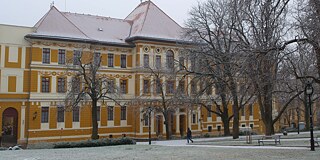 Pécsi Leőwey Klára Gimnázium Gebäude im Schnee
