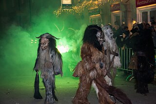 Zwei Personen als Krampus verkleidet