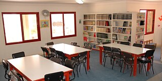 Klassenraum mit Bibliothek