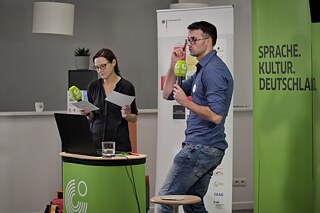 PASCH Polen feiert Nachhaltigkeitsfestival per Live-Stream © Goethe-Institut Polen Zwei Personen halten eine Präsentation