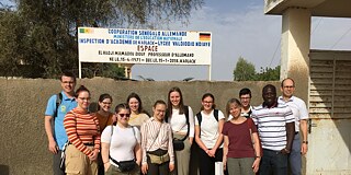 Gruppenbild vor der Partnerschule im Senegal