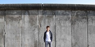 30 Jahre deutsche Wiedervereinigung - Lasse vor der Berliner Mauer © privat 30 Jahre deutsche Wiedervereinigung - Lasse vor der Berliner Mauer
