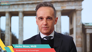 In einem Grußwort ehrte Bundesaußenminister Heiko Maas die vier Gewinner des Wettbewerbs „Erinnern für die Gegenwart“
